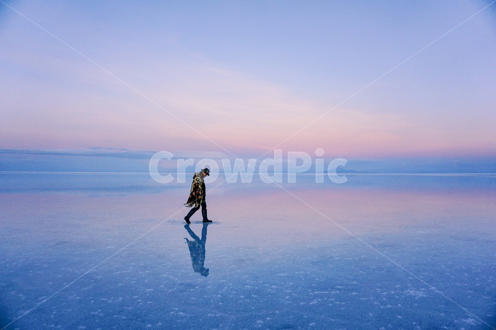 우유니사막,여행,남미,볼리비아,일출,자연,풍경,nature,landscape,해외,외국,세계,foreign,oversea,world,세계자연풍경,해외자연풍경,외국자연풍경,world nature landscape,사람,인물,인간,human,person,여행,휴가,traveling,vacation,trip,색깔,색상,색채,색감,color sense,color sensitivity,feeling of color,outdoors,옥외