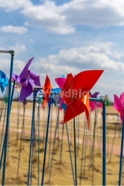 바람개비,하늘,풍경,공원,배경화면,pinwheel,구름,자연,풍경,nature,landscape,감성,sensible,feeling,사물,물건,오브젝트,thing,object,matter,paper,종이,origami,종이 접기,art,미술