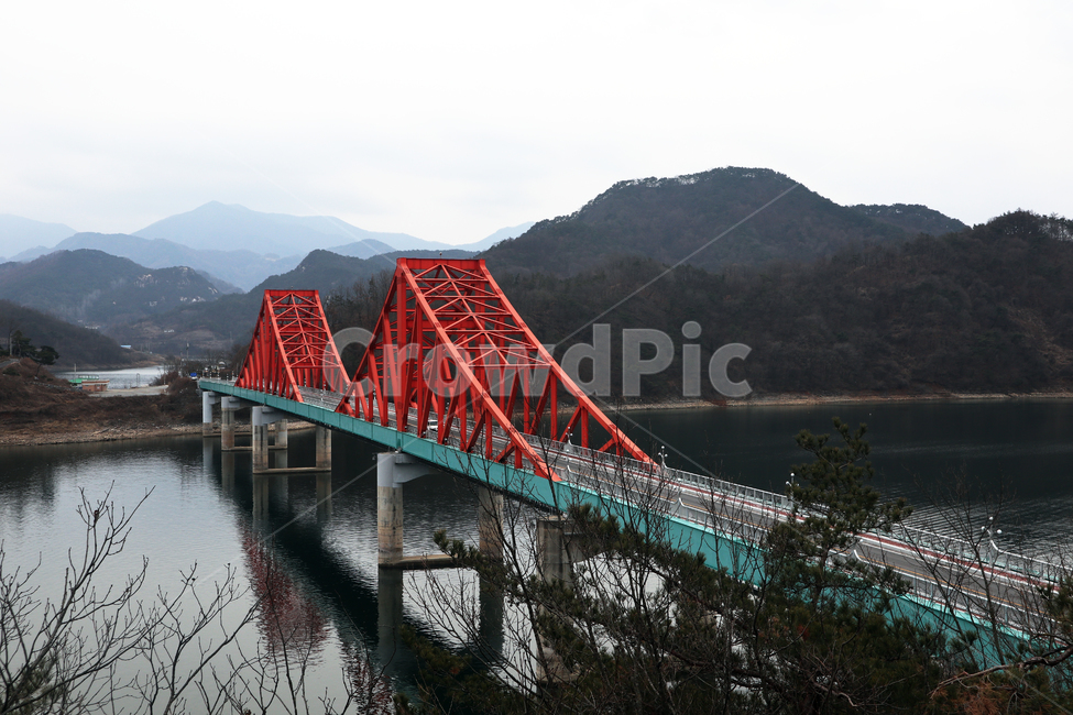 충북단양,단양,옥순봉,옥순봉다리,다리,경치,교량,야외,낮,관광,하늘,산,강,한강,건축,건축물,풍경,자연,나무,구름,빨간색,충청북도단양,건물,water,bridge,고개,언덕,작은산,경관,산간,랜드마크,명소