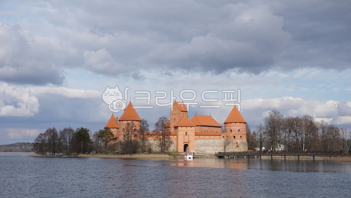 sky,castle,nature,moat,villnus,lithuania,trakai castle,building,trakai,fort,bridge,europe,lake,architecture