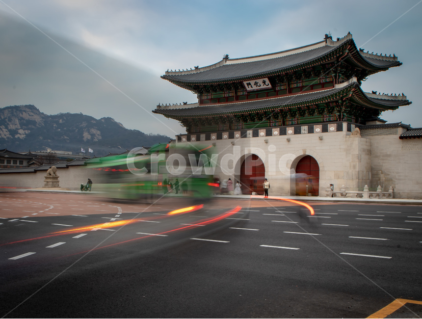 서울,광화문,장노출,시간의흐름,불변,옛것,한국전통,한국문화,korean traditional,korean culture,랜드마크,landmark,tourist attraction,한국랜드마크,한국관광지,한국명소,korea landmark,korea tourist attraction,사람들,대중,군중,other people,crowd,건축물,건물외관,exterior,building,structure,architecture,construction