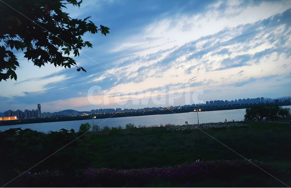 야경,강,하늘,구름,햇빛,공원,자연,나무,힐링,풀,색감,휴식,여름,서울,산책길,자유로운,감성,배경,배경화면,여유로움