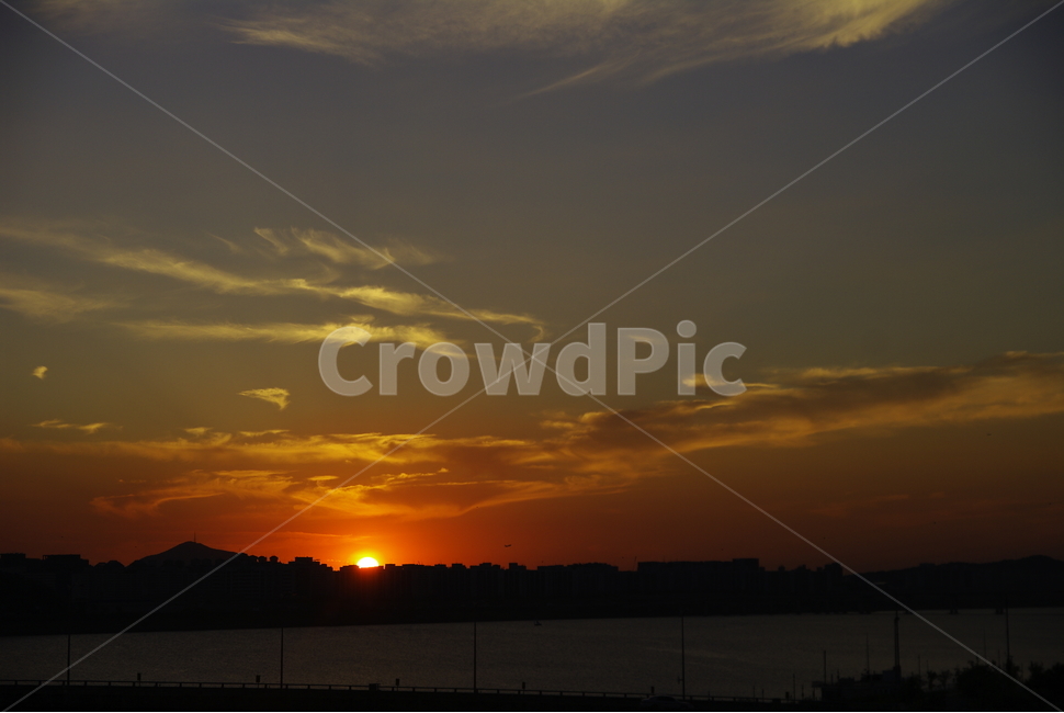 노을,하늘,구름,실루엣,바다,자연,풍경,nature,landscape,outdoors,옥외,dawn,새벽,red sky,붉은 하늘,sunset,일몰,sky,dusk,황혼,sunlight,햇빛