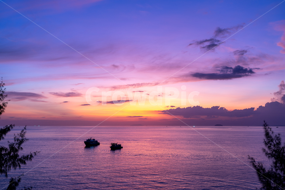 노을,sunset,핑크,pink,하늘,sky,clouds,구름,해질녘,그라데이션,바다,배,ship,boat,sea,자연,풍경,nature,landscape,보트,transportation,교통,vehicle,차량,outdoors,옥외,dusk,황혼,일몰,dawn,새벽,red sky,붉은 하늘