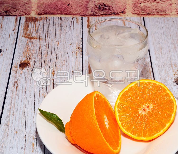 감귤류,한라봉,얼음물,냉수,과일,접시,음식,오렌지,달콤함,잎,녹색,노랑색,노랑,엘로우,비타민,신선한,hallabong,tangerine,fruit,sweet,leaf,orange,vitamin,green,yellow,food,ripe,nature,citrus,gresh,table,테이블,나무,wood,slice,cut,단면,조각,plate,디저트,dish,delicious,water,icewater,유리잔,glass