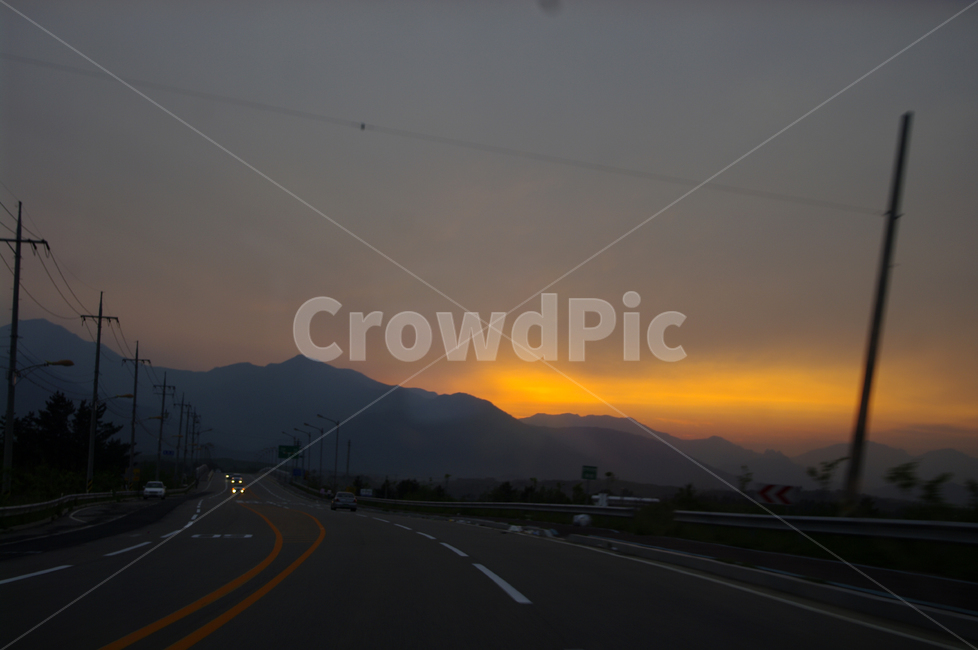 석양,노을,풍경,길,도로,산,하늘,자연,풍경,nature,landscape,road,highway,고속도로,freeway,고속 도로,car,차,transportation,교통,automobile,자동차,vehicle,차량,asphalt,아스팔트