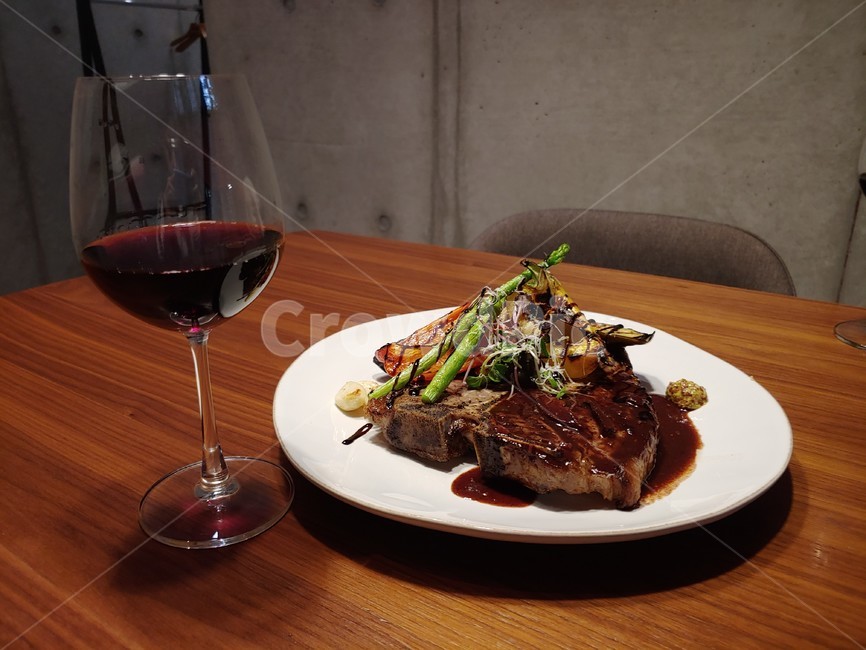 레스토랑,음식점,식당,restaurant,steak,스테이크,고기,와인,wine,무드,분위기,고급,레드와인,음식,식재료,요리,food,cook,meal,dishes,food reserves,육류,고기,meat,음료수,drink,beverage,술,주류,alcohol