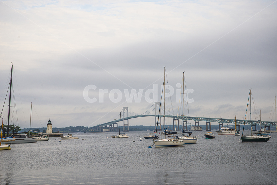 vessel,vehicle,차량,transportation,교통,watercraft,boat,바다,항해,보트,아침,다리,흐림,미국,풍경,bridge,landscape,sailing,morning,cloudy