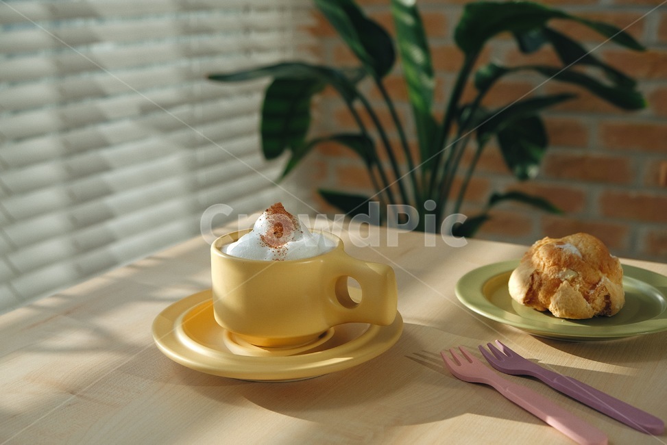 홈카페,커피,카푸치노,디저트,테이블,커피잔,플레이트,슈,cafe,homecafe,coffee,cup,plate,화분,식물,plant,pottery,도기류,커피,카페,coffee,cafe