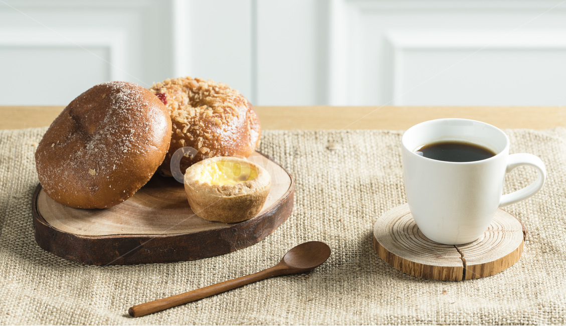 식사,음식,빵,브레드,주방,쿠킹,meal,bread,아침,런치,베이커리,부엌,식탁,food,밀가루음식,테이블웨어,나무,원목,wood,손,남자,hand,커피,coffee,morning,음식,식재료,요리,food,cook,meal,dishes,food reserves,빵,bread,연출,컨셉,콘셉,direction,concept