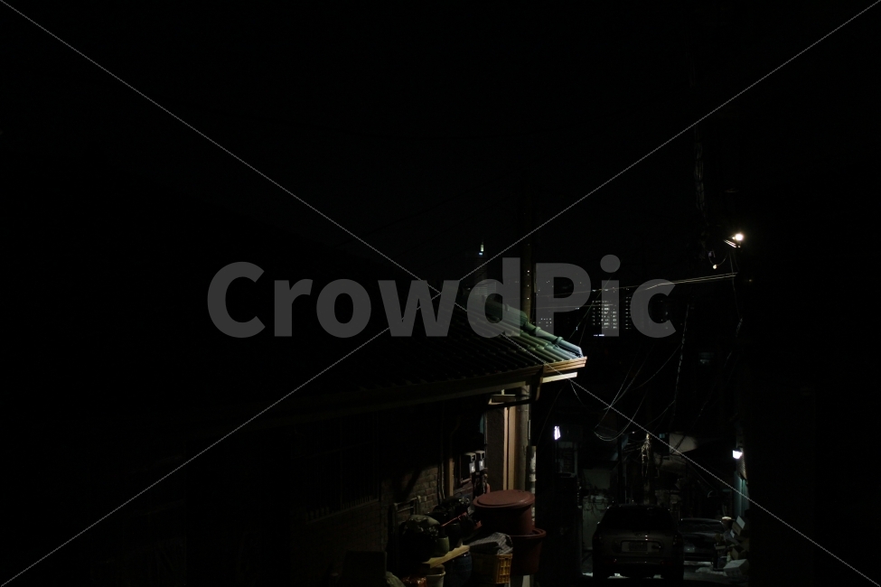 처마,밤,저녁,적막,집,어둠,불빛,가로등,dark,darkness,고요,고요함,지붕,black,light,적적함,night,도시,풍경,city,landscape,야경,밤,nightscape,night