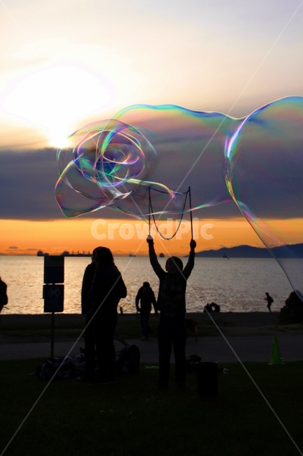비눗방울,평화로움,해변,벤쿠버,잉글리시베이,bubble,englishbay,사람들,대중,군중,other people,crowd,인물실루엣,사람실루엣,character silhouette,human silhouette,감성,sensible,feeling,human,인간,person,사람,거품,accessories,부속품