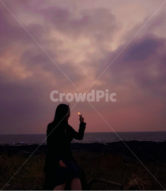 노을,여행,햇님,일몰,구름,trip,travel,여자,일몰보는여자,하늘