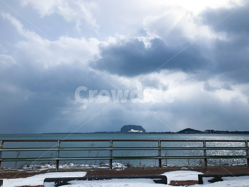 하늘,구름,빛,태양,눈,겨울,제주,바다,길,도로,snow,sea,beach,cloud,파란색,하늘색,푸른색,파랑,흰색,sunright,겨울,계절,winter,season,자연,풍경,nature,landscape,banister,난간,handrail