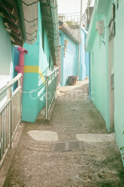 거리,골목,길,골목길,도시,도심,도시풍경,풍경,풍경사진,street,road,avenue,boulevard,urban,city,landscape,도시,풍경,city,landscape,한국도시풍경,한국도시경관,korea cityscape,골목길,alley,감성,sensible,feeling,banister,난간,handrail,railing,flagstone,판석,path,통로,walkway,보도