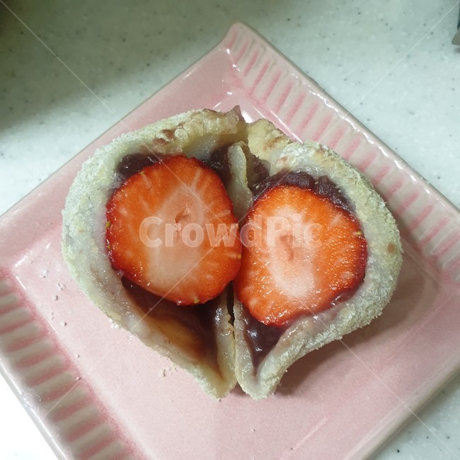 딸기,떡,찹쌀떡,음식,푸드,과일,달콤,디저트,열매,달콤한,농작물,후식,간식,접사,새콤한,채소,야채,비타민,건강,제철과일,신선한,요리,food,cook,strawberry,fruit,red,fresh,berry,Dessert,health,Snack,Sweetness,Ricecake,vegetable,Vitamin