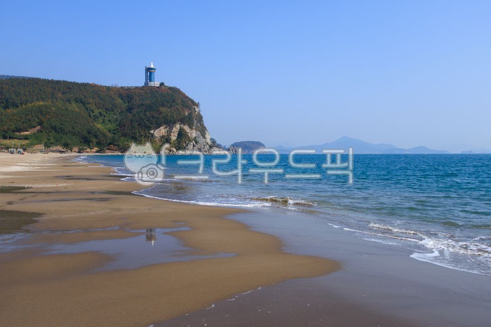 남열해변,남영해수욕장,해변,해안,백사장,모래사장,물,바다,파란색,하늘,야외,실외,초록색,봄,여름,전남,고흥군,고흥,한국,고흥우주발사전망대,산,해안선,절벽,모래