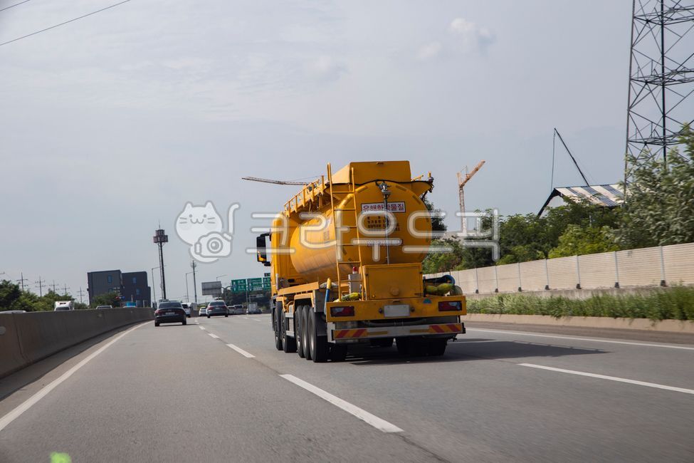 교통,산업,유해화학물질,유해,화학물질,운반,트럭,위험물,운송,경고문구,경고,도로,차,화물차,정차,밀봉,적재함,탱크,노랑,노란색,안전,안전거리,사다리,크레인,철탑