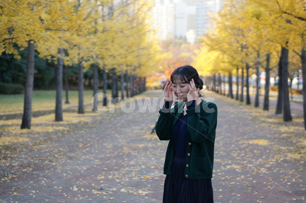 두통,은행나무,여자모델,싫음,가을거리,clothing,의류,apparel,의복,여자,사람,상반신,양손,사람,인물,인간,human,person,여성,여자,woman,female,lady