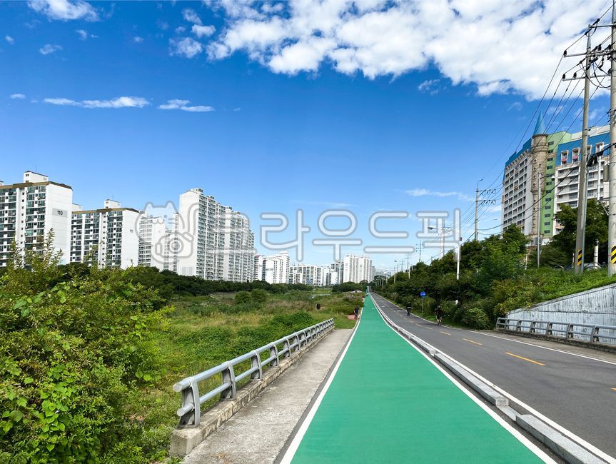 산책로,자전거도로,중량천,가을하늘,오르막길,road,도로