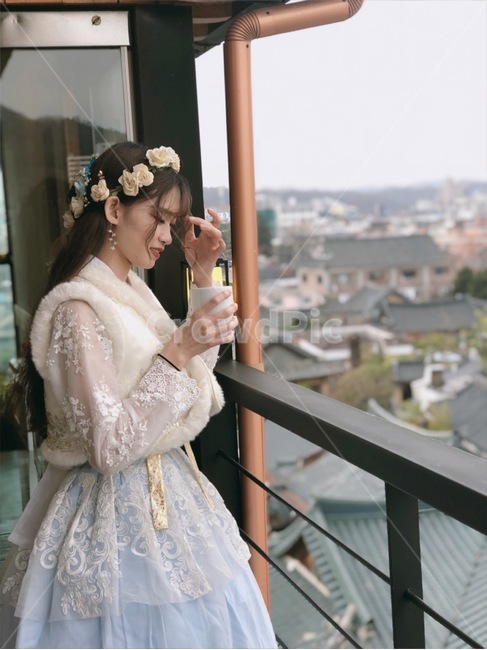 한복,여자,옆모습,여자옆모습,한옥,소녀,커피마시는,hanbok,koreantraditionalclothes,girl,dress,한복,한국전통의상,hanbok,korean traditional clothes,사람,인물,인간,human,person,여성,여자,woman,female,lady