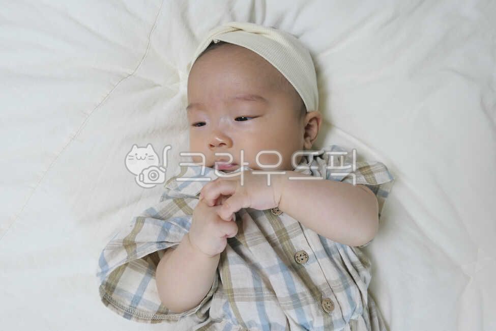small,basket,rug,young,0 years old,held,rattan basket,innocent,mothers arms,infant,cute,one year old,Asian,life,son,white,angelic,human,parenting,Korea,nose,lovely,precious,Eyes,Oriental,check pattern,Korean,newborn,1 year old,lifestyle,face,mouth,hair ba