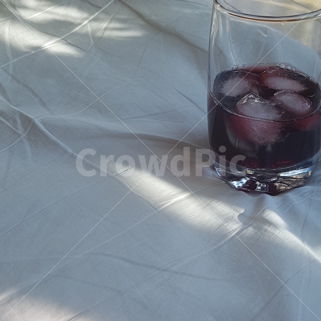 컵,주스,포도,얼음,시원함,분위기,유리,포근함,그림자,빛,오후,집,cup,juice,ice,mood,shadow,light,home,음료수,drink,beverage