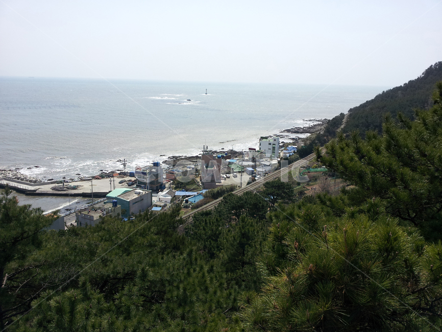 outdoors,옥외,landscape,경치,nature,자연,scenery,풍경,ocean,대양,sea,바다,shoreline,해안선,기찻길,자연,풍경,nature,landscape,road,도로,aerial view,조감도