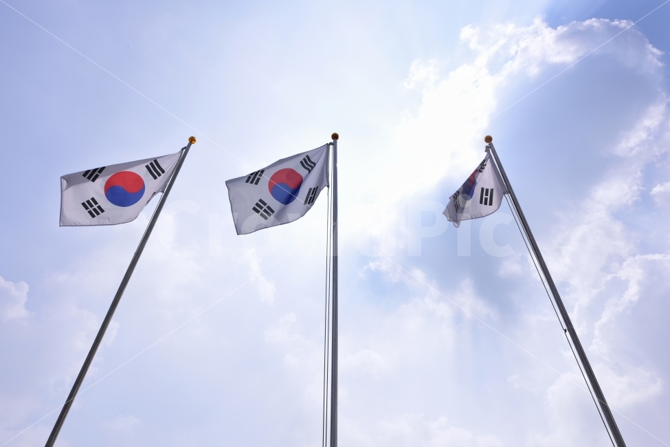 태극기,국기,깃발,하늘,구름,빛나는,국가,상징,심볼,배경,휘날리다,기상,우리민족,생활,역사,바람,야외,애국,애국심,펄럭이는,펄럭이다,휘날리는,가을,국기봉,기념,광복절,삼일절,국경일,제헌절,개천절,오브젝트