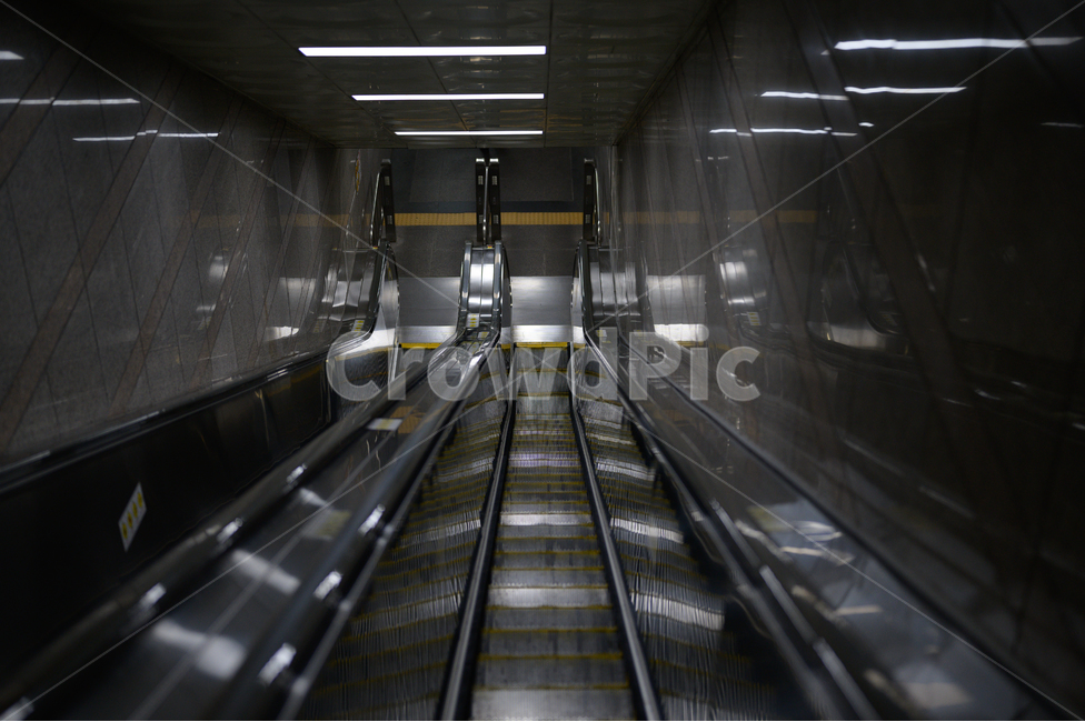 지하철역,에스컬레이터,지하철,입구,내려감,밤,night,escalator,subway