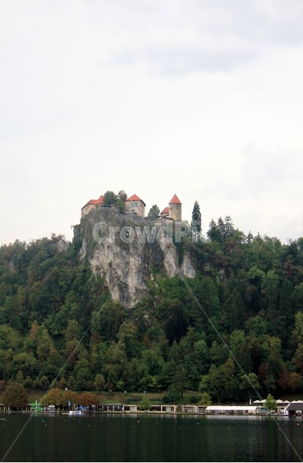 동유럽,슬로베니아,블레드,블레드성,고성,castle,자연,풍경,하늘,나무,블레드호수,호수,물,랜드마크,landmark,tourist attraction,해외,외국,세계,foreign,oversea,world,세계랜드마크,해외랜드마크,외국랜드마크,world landmark,world tourist attraction,nature,outdoors,옥외,cliff,낭떠러지