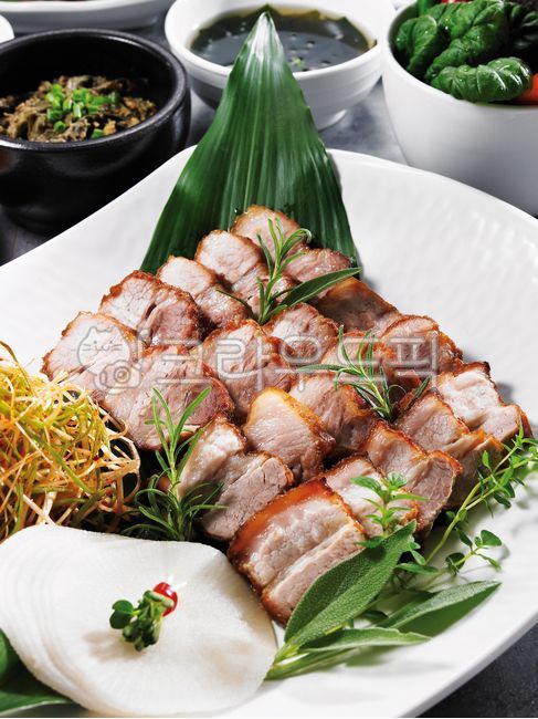 보쌈,보쌈정식,돼지고기,고기,육류,한식,음식,식사,요리,한식요리,야채,반찬,bossam,bossammeal,pork,meat,food,meals,cooking,koreanfood,vegetables,sidedishes,음식,식재료,요리,food,cook,meal,dishes,food reserves