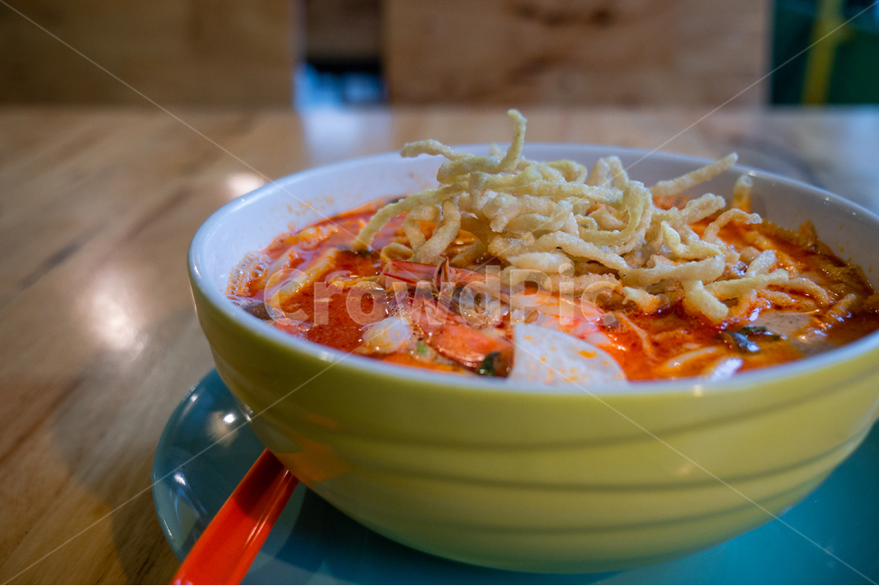 똠양꿍,태국음식,누들,국수,새우,매콤한,맛있는,새콤한,토마토,요리,레스토랑,나무,테이블,국물,태국전통음식,food,thailandfood,음식,식재료,요리,food,cook,meal,dishes,food reserves,면류,면요리,noodles