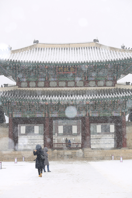 겨울,눈,설경,경복궁,궁,한국,전통,winter,snow,palace,korea,tradition,겨울,계절,winter,season,한국전통,한국문화,korean traditional,korean culture,랜드마크,landmark,tourist attraction,한국랜드마크,한국관광지,한국명소,korea landmark,korea tourist attraction,사람들,대중,군중,other people,crowd,건축물,건물외관,exterior,building,structure,architecture,construction