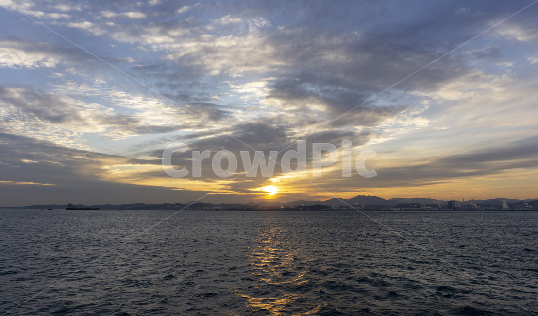 바다,구름,일몰,sunset,sea,clouds,blue,파랑,하늘색,하늘,선박,ship,자연,nature,햇빛,황혼,붉은하늘,새벽,나라