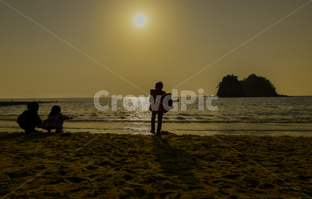 사람,human,person,인간,실루엣,sunlight,햇빛,석양,일몰,해넘이,바닷가,섬,안면도,태안군,해변,아이들,석양녘,저물녘,해변모래,꽃지해변,꽃지바닷가,꽃지해수욕장,할미할아비바위,할미바위,할아비바위,모래사장,모래밭