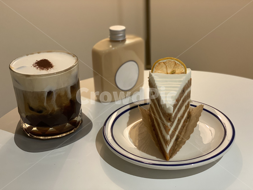 카페,아인슈페너,당근케이크,밀크티,컵,커피컵,접시,케이크,coffeecup,커피,카페,coffee,cafe