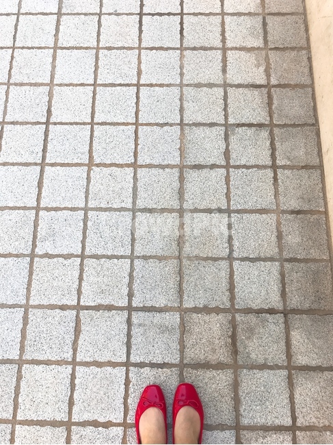 바닥,돌,발,신발,floor,pavement,foot