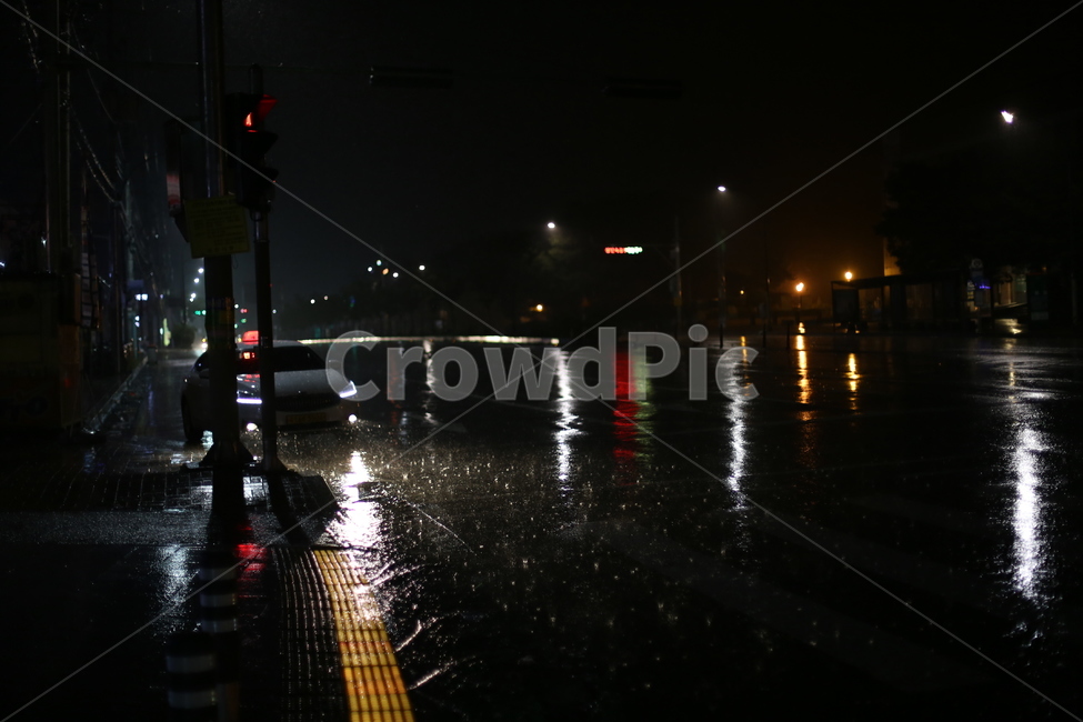 비,도로,횡단보도,감성,빗방울,헤드라이트,야경,밤,풍경,nightscape,night,landscape,비,비오는날,rain,rainy,교통,교통수단,traffic,transportation