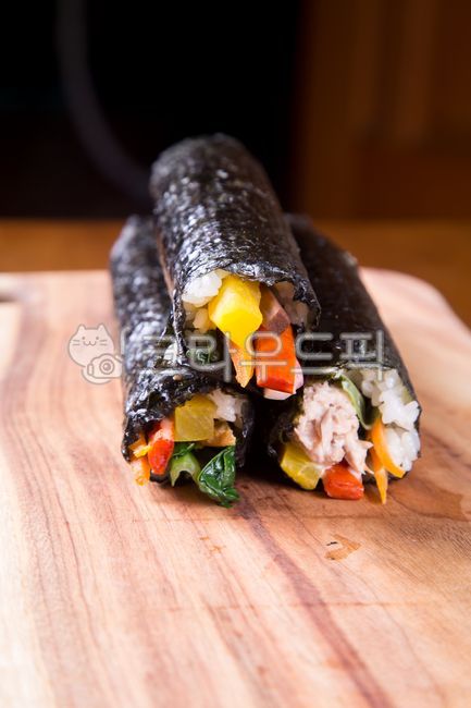 whole gimbap,spinach,outing,egg,Korean cuisine,snack,seaweed,pickled radish,picnic,meal,Kimbap,ham,Korean food,meat,snack food,zitan,lunch box,convenience meal,delivery food,carrot