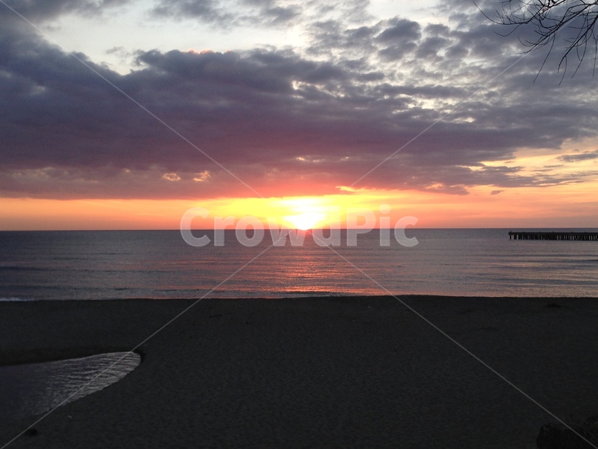 일몰,바다,노을,구름,해변,일출,자연,풍경,nature,landscape,해변,바다,beach,sea,outdoors,옥외,shoreline,해안선,water,물,ocean,대양,dawn,새벽,red sky,붉은 하늘,sunset,sky,하늘,dusk,황혼