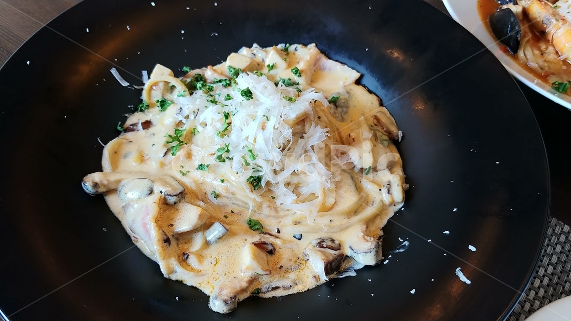 스파게티,파스타,버섯,크림스파게티,양식,음식,food,식재료,meal,dishes,요리,먹거리,면,면요리,foodreserves,cook,이탈리안레스토랑,플레이팅,음식,식재료,요리,food,cook,meal,dishes,food reserves,면류,면요리,noodles,양식,서양음식,서양요리,western food,western dishes,western meal,western cook