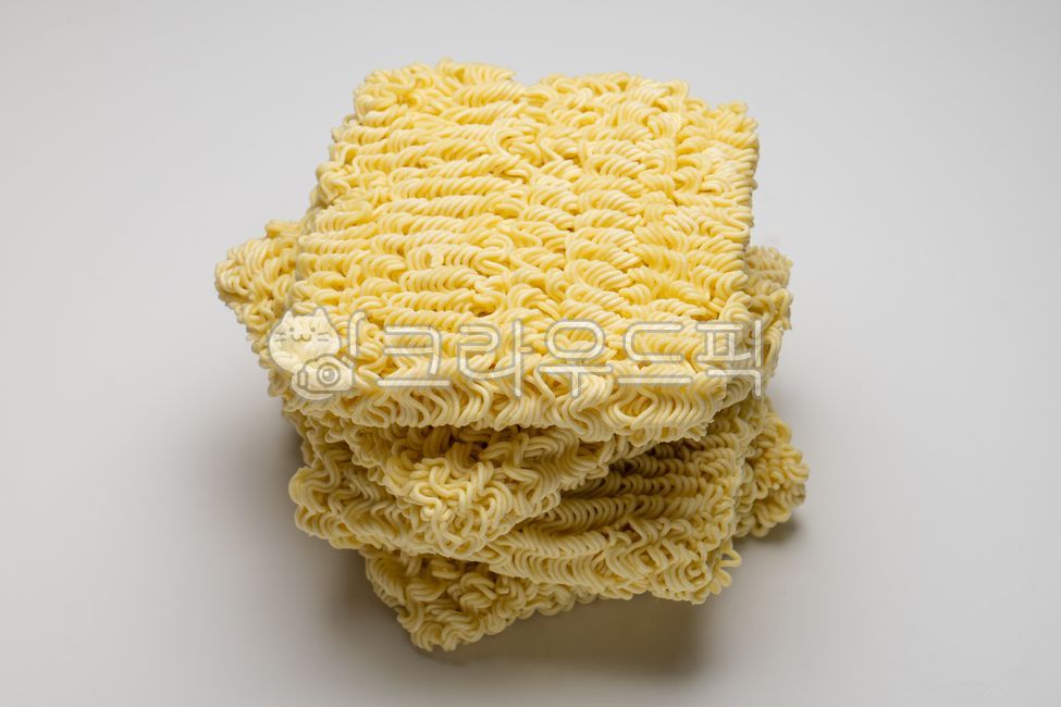 라면사리,튀긴면,탄수화물,분식,음식,요리,면,면요리,라면,간식,식사,한끼,사리,식료품,기름,재료,식재료,음식재료,딱딱한,기름진,밀가루,사리면,유탕면,국수,noodle,food,cook,meal,ramen,flourfood,cuisine,dish,foodingredient,carbohydrate