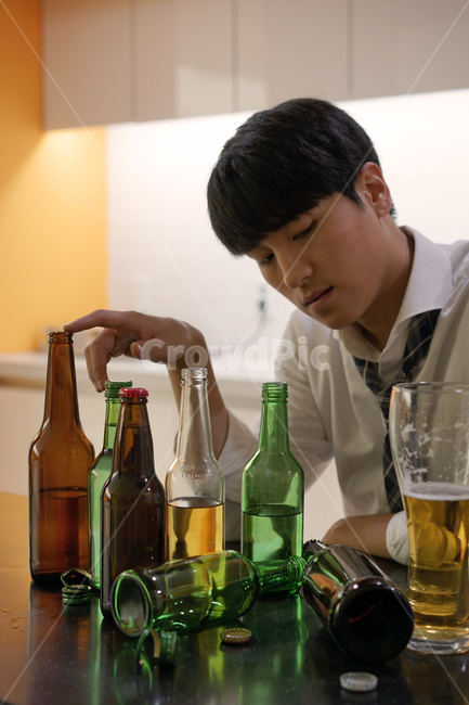 술병,술,알콜,남성,남자,음주,과음,소주,맥주,비어,사람,인물,인간,human,person,남성,남자,man,male,술,주류,alcohol
