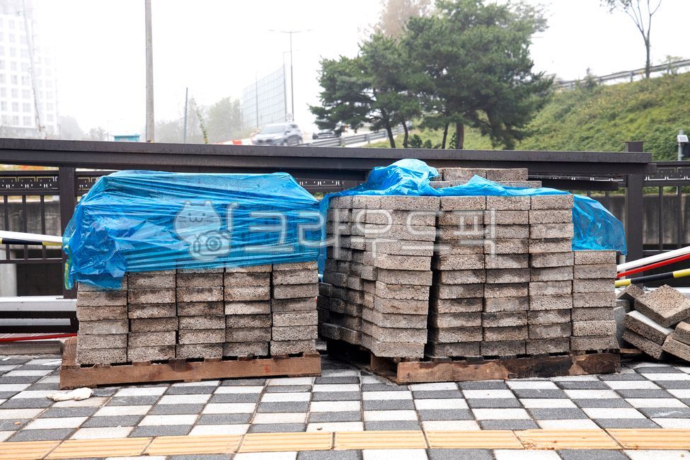 bricks,Sidewalk blocks,roadside,industry,trees,construction sites,sidewalks,materials,handrails,backgrounds,construction,vinyl,wooden supports