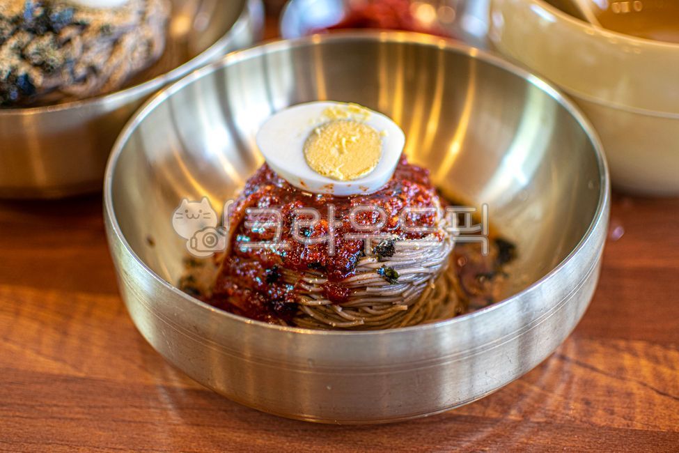 막국수,메밀국수,비빔면,국수,비빔국수,비빔막국수,메밀면,메밀,양념,양념장,놋그릇,그릇,food,식사,여름음식,들깨,noodle,계란,egg,음식