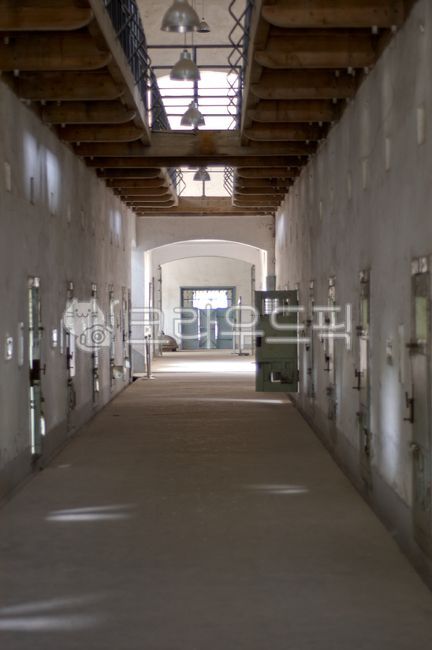 corridor,flooring,Japanese occupation,inside,building,historical place,indoors,independence activist,floor,prison,architecture,History Exhibition Hall,japanesecolonialperiod,koreanliberationactivists,Old building,history museum,seoul,korea,historical buil