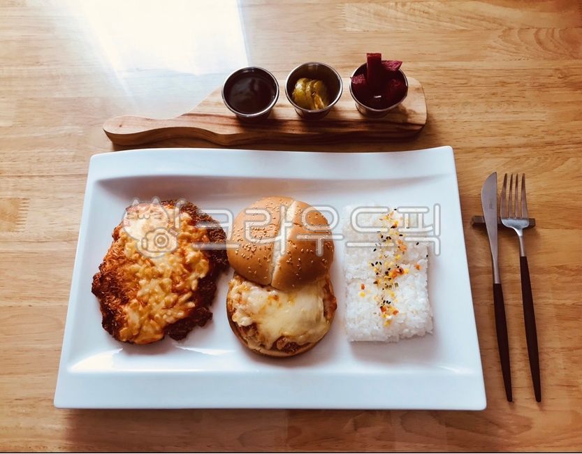 돈까스,햄버거,치즈버거,음식,식사,food,서양음식,서양요리,버거,피클,소스볼,소스,돈까스소스,요리,치즈돈까스,밥,빵