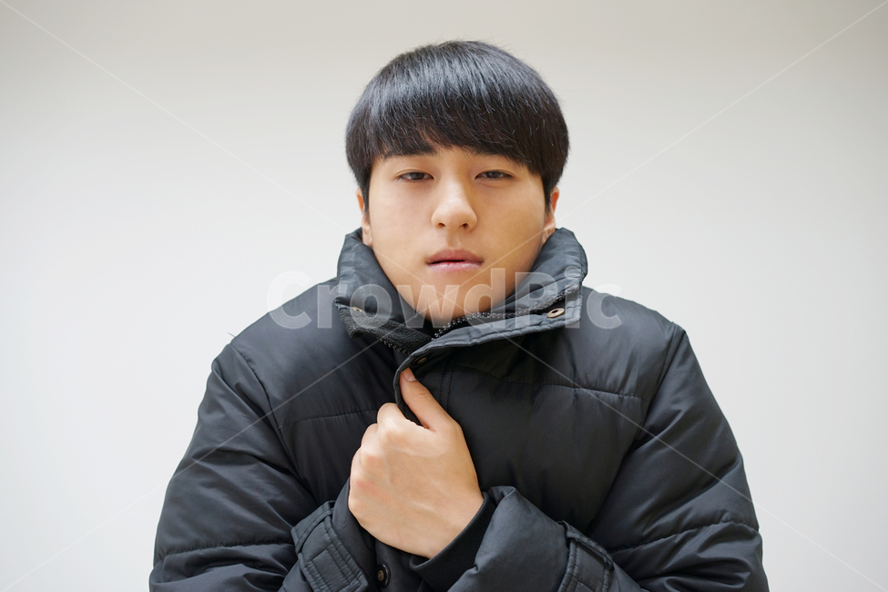 남성,남자,패딩,추위,한파,겨울,꽃샘추위,감기,몸살,겨울,계절,winter,season,사람,인물,인간,human,person,얼굴표정,facial expression,face,남성,남자,man,male,감정표현,기분,feeling,emotion