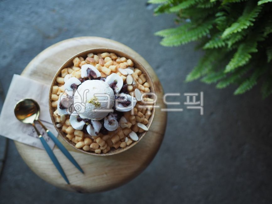 Injeolmi shaved ice,snack,summer dessert,cool,summer,summer food,food,red bean,shaved ice,dessert,rice cake,ingredients,season,Red bean shaved ice,cooking,Cool red bean shaved ice,Korean dessert,koreandessert